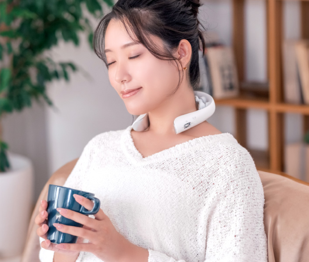 スマートネック極を使用している女性の画像